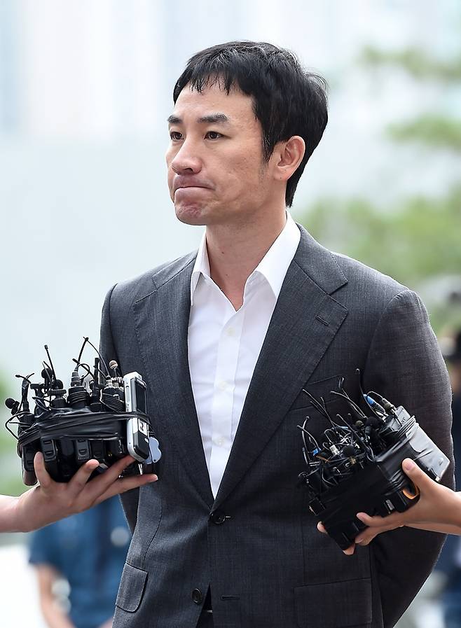 13일 엄태웅이 4년 만에 영화 출연을 확정하며 연예계로 복귀한다는 소식이 전해졌다. 사진은 2016년 9월 성폭행 혐의로 피소된 엄태웅이 경찰 조사를 받기 위해 출석한 모습. /사진=뉴스1