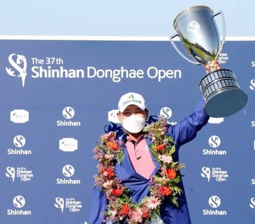 서요섭이 신한동해오픈에서 우승하고 트로피를 한 손으로 번쩍 들어올렸다.