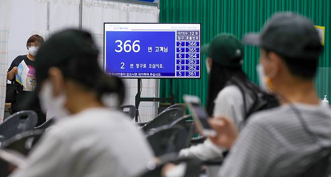 국내 신종 코로나바이러스감염증(코로나19) 백신 누적 1차 접종자수가 인구 대비 50%를 넘어선 지난 8월21일 서울시 양천구 건강힐링문화관에 마련된 코로나19 백신 접종센터에서 시민들이 예진 순서를 기다리고 있다. [연합]