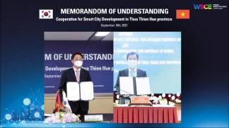 김현준 LH 사장(왼쪽)과 응옌반푸엉 베트남 후에성 성장이 지난 10일 온라인 화상시스템을 통해 스마트시티 협력 업무협약(MOU)을 체결하고 기념촬영을 하는 모습. [LH 제공]