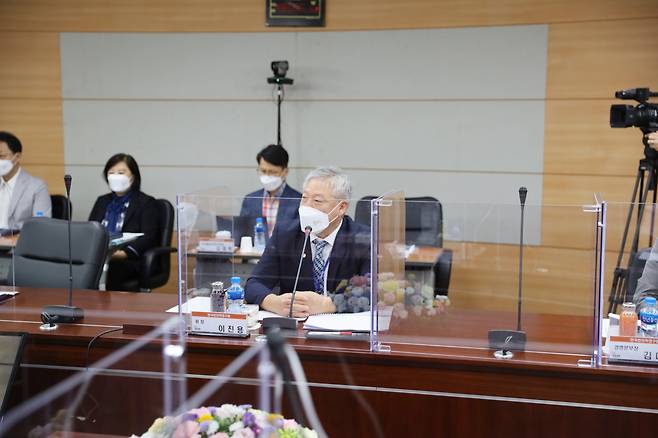 이진용 한국한의학연구원 원장이 13일 열린 기자간담회에서 향후 연구개발 방향에 대해 설명하고 있다. [한국한의학연구원 제공]