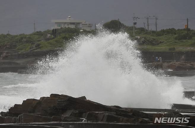 [기륭=AP/뉴시스] 제14호 태풍 찬투가 접근하면서 11일(현지시간) 대만 기륭 바닷가에 높은 파도가 몰아치고 있다. 대만 국립기상청은 찬투가 12일 대만에 직접 상륙하지 않고 대만 동부 해안 지역을 통과할 것이라고 예보했다. 2021.09.11