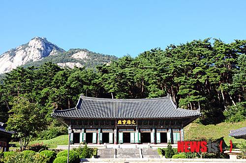 【대전=뉴시스】박희송 기자 = 문화재청은 1일 경북 '문경 희양산 봉암사 일원(聞慶 曦陽山 鳳巖寺 一圓)'을 국가지정문화재 명승으로 지정 예고했다. 사진은 희양산 안계복 강송. (사진=문화재청 제공) photo@newsis.com