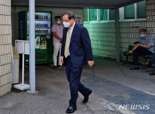 [의정부=뉴시스] 김도희 기자 = 공직선거법위반 혐의로 재판을 받고 있는 조광한 경기 남양주시장이 9일 오후 2시께 의정부지법에서 열리는 재판에 출석하고 있다. 2021.08.09 kdh@newsis.com