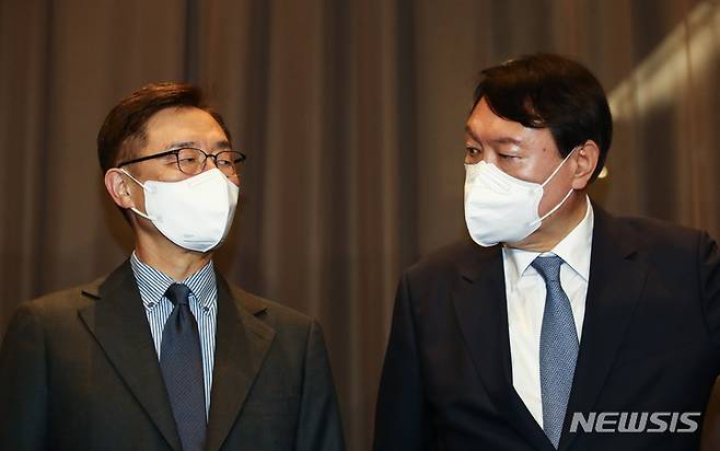 [서울=뉴시스] 국회사진기자단 = 국민의힘 윤석열과 최재형 대선 경선 예비후보가 12일 서울 여의도 글래드 호텔에서 정권의 정치공작과 국정원의 대선 개입 의혹 문제에 대처하기 위한 회동을 마친 뒤 회동 결과를 밝히고 있다. 2021.09.12. photo@newsis.com