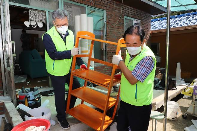 충남세종농협 NH농촌현장봉사단, 세종서 주거환경개선봉사활동. 충남세종농협 제공