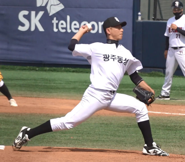 [사진] SSG 랜더스가 13일 오후 2시 서울 블루스퀘어 카오스홀에서 진행된 ‘2022 KBO 신인드래프트’에서 신인선수 지명을 완료했다. 1라운드에서 광주동성고 에이스 신헌민을 뽑았다. / SSG 제공