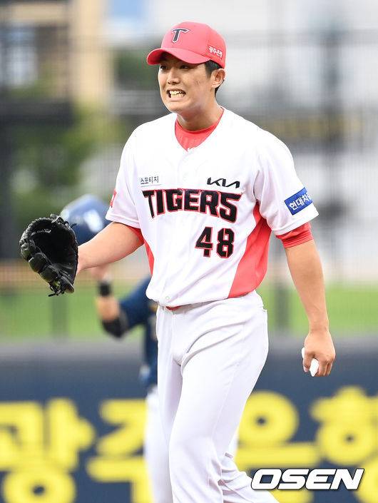 [OSEN=광주, 최규한 기자]1회초 NC 공격을 무실점으로 막아낸 KIA 선발 이의리가 더그아웃으로 향하고 있다. 2021.09.12 / dreamer@osen.co.kr