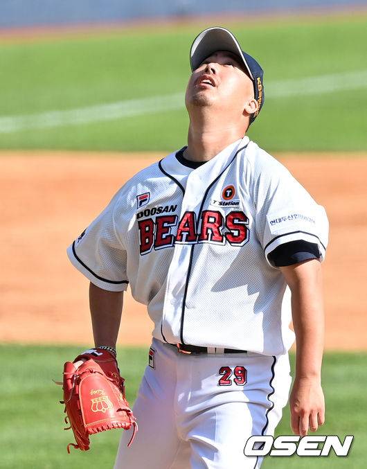 [OSEN=잠실, 지형준 기자]5회초 무사 1,2루에서 두산 유희관이 LG 김현수의 중견수 플라이 타구를 바라보고 있다. 2021.09.12 /jpnews@osen.co.kr