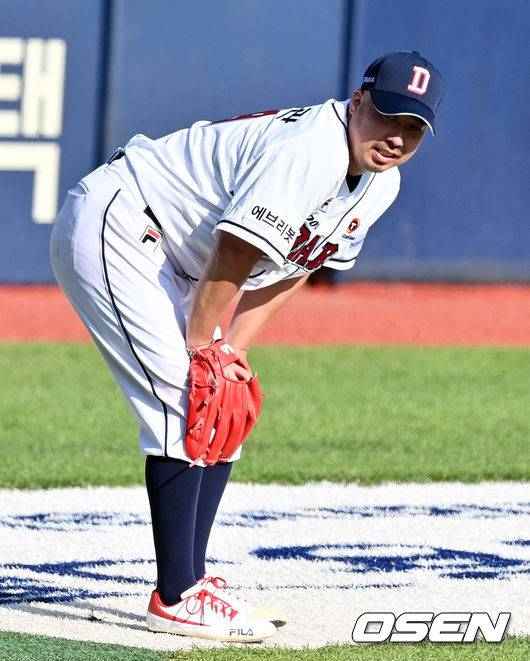 [OSEN=잠실, 지형준 기자]5회초 2사 1,2루에서 두산 유희관이 LG 보어에 1타점 적시 2루타를 허용하며 벤치를 바라보고 있다. 2021.09.12 /jpnews@osen.co.kr