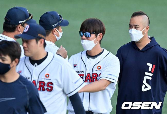 [OSEN=잠실, 지형준 기자]경기를 마치고 두산 유희관이 김태형 감독과 하이파이브를 하고 있다. 2021.09.12 /jpenws@osen.co.kr