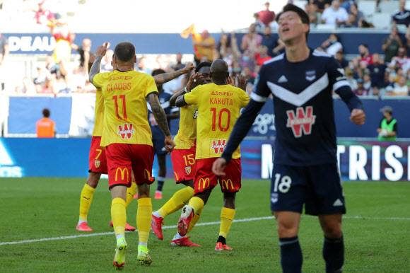보르도의 황의조가 12일 랑스와의 경기에서 팀이 선제골을 내주자 허탈해 하고 있다. AFP 연합뉴스