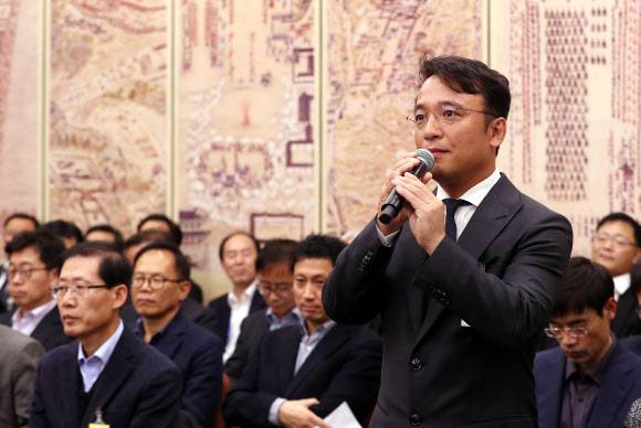 　김택진 엔씨소프트 대표가 2018년 10월 여의도 국회에서 열린 문화체육관광위원회 종합감사에서 의원들의 질의에 답변하고 있다.　연합뉴스