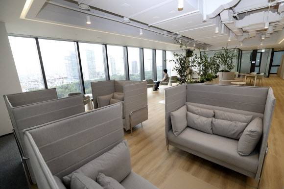 KT 융합사업 부문 송파빌딩 입주 - KT는 자사 엔터프라이즈 부문과 인공지능(AI)·디지털전환(DX) 융합사업부문이 최근 완공된 서울 송파구 ‘KT송파빌딩’으로 이전한다고 13일 밝혔다. 창문 밖으로 석촌호수 등이 보이는 오피스동 사옥 내부 전경.KT 제공