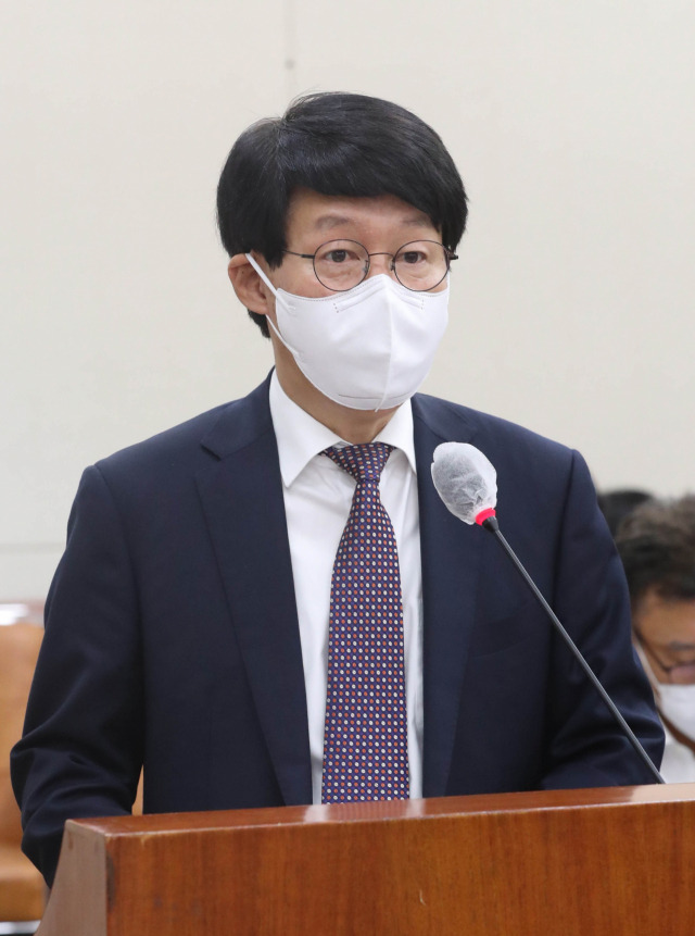 13일 오전 서울 여의도 국회에서 열린 환경노동위원회 전체회의에서 안경덕 고용노동부 장관이 2020회계연도 결산안 제안설명을 하고 있다. / 연합뉴스