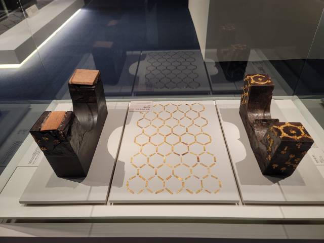 무령왕릉에서 발견된 무령왕의 베개와 발받침.