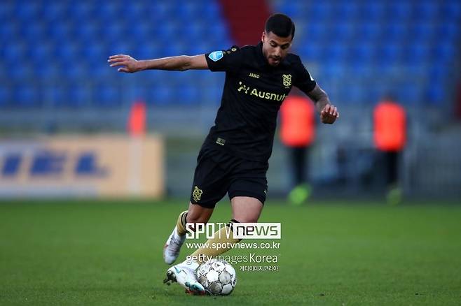 ▲ 스웨덴 출신 수비수 라미 카이브가 황당한 부상을 당했다.