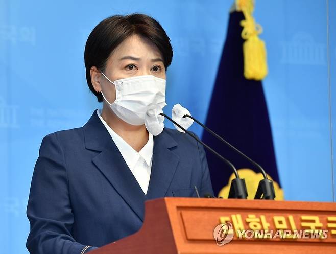 부친 땅 투기 의혹 관련 기자회견하는 윤희숙 의원 (서울=연합뉴스) 하사헌 기자 = 의원직, 대선 예비후보 사퇴를 선언한 국민의힘 윤희숙 의원이 지난달 27일 오후 서울 여의도 국회 소통관에서 부친의 부동산 불법거래 의혹과 여기에 자신이 관여한 것 아니냐는 의혹에 대해 반박하고 있다. 2021.8.27 toadboy@yna.co.kr[연합뉴스 자료사진]