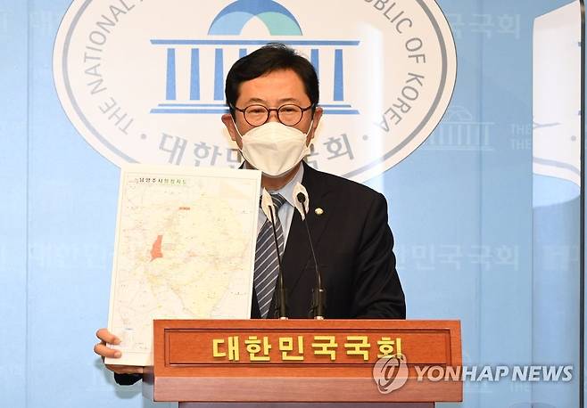 언론보도 반박하는 민주당 김한정 의원 (서울=연합뉴스) 안정원 기자 = 더불어민주당 김한정 의원이 10일 오전 국회 소통관에서 부인의 땅 매입 관련, 언론 보도에 반박하고 있다. 2021.6.10 jeong@yna.co.kr