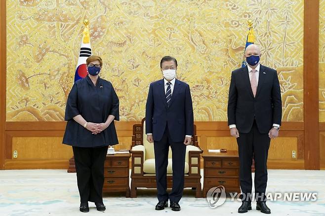 호주 외교·국방장관과 기념사진 촬영하는 문 대통령 (서울=연합뉴스) 최재구 기자 = 문재인 대통령(가운데)이 13일 오전 청와대 본관 접견실에서 한국과 호주 외교·국방(2+2) 장관회의 참석차 방한한 호주의 마리스 페인 외교장관(왼쪽)과 피터 더튼 국방장관(오른쪽)을 접견하며 기념사진을 촬영하고 있다. 2021.9.13 jjaeck9@yna.co.kr