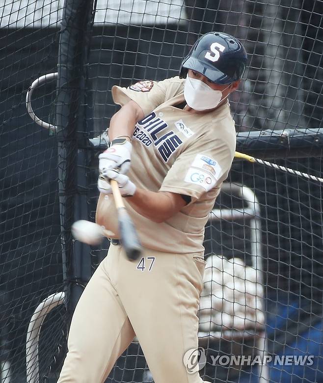 타격하는 권광민 (수원=연합뉴스) 홍기원 기자 = 30일 경기도 수원케이티위즈파크에서 열린 '2022 KBO 신인 드래프트 트라이 아웃'에서 권광민이 타격 테스트를 받고 있다. 2021.8.30 xanadu@yna.co.kr