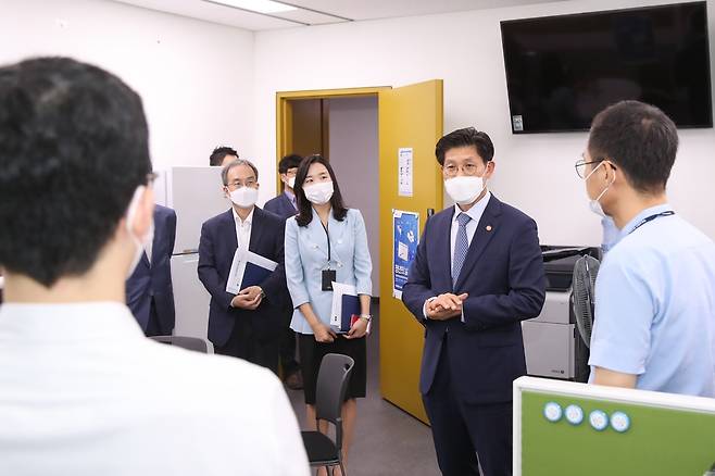 노형욱 국토부 장관, 청년정책과 격려 방문 노형욱 국토교통부 장관(오른쪽 두번째)이 13일 국토부에 신설된 청년정책과를 방문해 직원들을 격려하고 있다. [국토교통부 제공] (서울=연합뉴스)