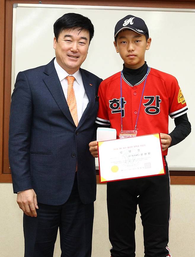 초등학교 재학 시절 장학금 받은 신헌민 광주동성고 투수 신헌민(오른쪽)이 초등학교에 재학 중이던 지난 2015년 SSG의 전신인 SK 와이번스가 주최한 꿈나무 장학금 전달식에서 상을 받은 뒤 포즈를 취하고 있다. 왼쪽은 현재 SSG 랜더스 대표인 민경삼 당시 SK 단장. 신헌민은 2022 신인드래프트 전체 2순위로 SSG의 지명을 받았다. [SSG 랜더스 구단 제공. 재배포 및 DB금지]