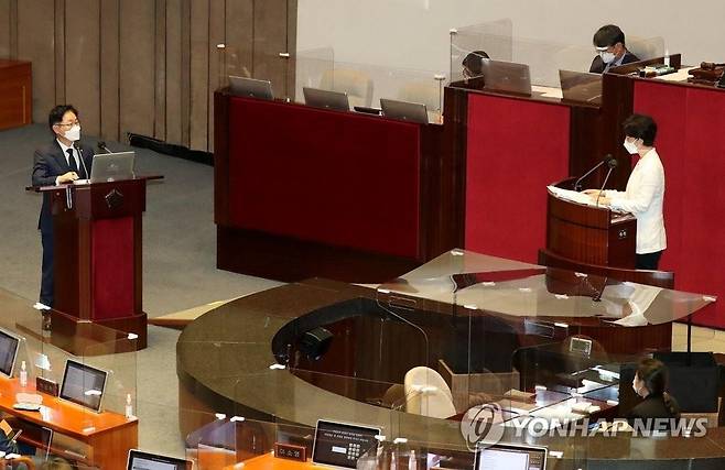 답변하는 박범계 법무부 장관 (서울=연합뉴스) 안정원 기자 = 박범계 법무부 장관이 13일 오후 국회 본회의에서 열린 정치 분야 대정부 질문에서 더불어민주당 백혜련 의원 질의에 답변하고 있다. 2021.9.13 [국회사진기자단] jeong@yna.co.kr