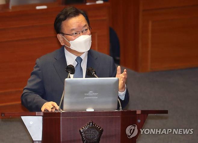 답변하는 김부겸 국무총리 (서울=연합뉴스)  안정원 기자 = 김부겸 국무총리가 13일 오후 국회 본회의에서 열린 정치 분야 대정부 질문에 출석, 국민의힘 권성동 의원의 질의에 답변하고 있다.     2021.9.13 [국회사진기자단] jeong@yna.co.kr