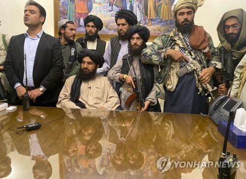 아프가니스탄 대통령궁을 장악한 탈레반 조직원들 [AP=연합뉴스 자료사진]