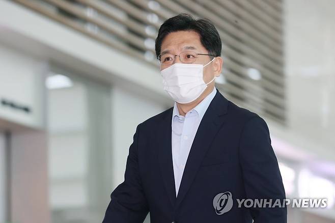 한미일 북핵대표협의 위해 출국하는 노규덕 본부장 (영종도=연합뉴스) 임화영 기자 = 노규덕 한반도평화교섭본부장이 한미일 북핵수석대표 협의를 위해 12일 오전 인천국제공항을 통해 일본으로 출국하고 있다. 2021.9.12 hwayoung7@yna.co.kr
