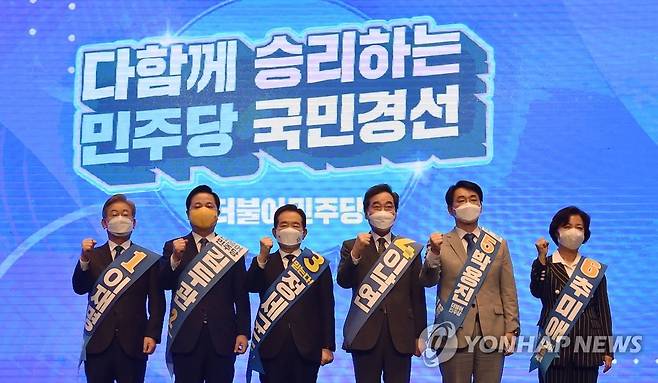 한자리 모인 민주당 대선주자들 지난 9월 11일 오후 대구 수성구 호텔인터불고 컨벤션홀에서 열린 더불어민주당 대선 후보자 선출을 위한 대구·경북 합동 연설에서 후보들이 나란히 서 있다. 왼쪽부터 이재명, 김두관, 정세균, 이낙연, 박용진, 추미애. [연합뉴스 자료사진]