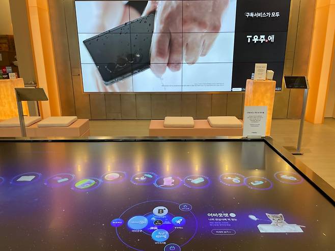 구독전문매장 내 비치된 스마트테이블. 관심사 3~5가지를 선택하면 AI가 맞춤 서비스를 추천해준다. /사진=구혜린 기자