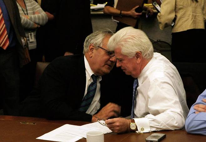 크리스 도드(오른쪽)와 바니 프랭크(왼쪽)(사진=AFP)