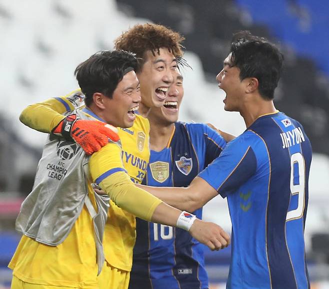 14일 울산 문수축구경기장에서 열린 2021 아시아축구연맹(AFC) 챔피언스리그(ACL) 16강 울산 현대와 가와사키 프론탈레의 경기에서 승부차기로 승리한 울산 선수들이 환호하고 있다. 사진=연합뉴스