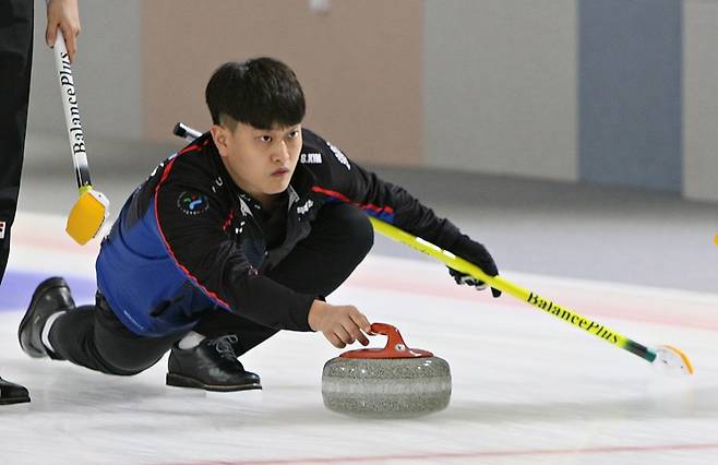 14일 청주 컬링장에서 열린 동계U대회 국가대표 선발전에서 서울컬링연맹 스킵 이정재가 딜리버리를 하고 있다. [사진=임형식 선임기자]