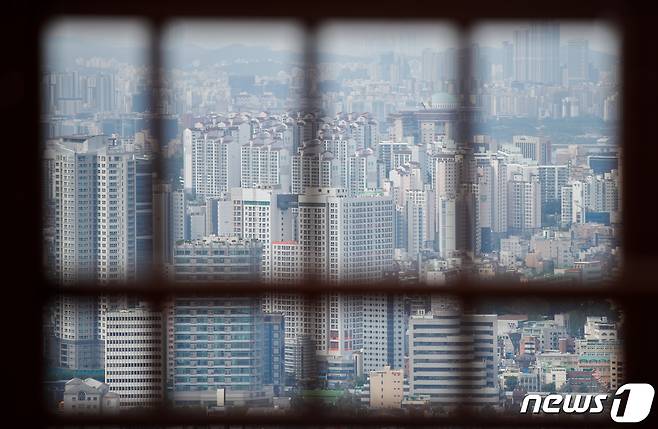 서울 중구 남산에서 바라본 도심 아파트단지의 모습. © News1 안은나 기자