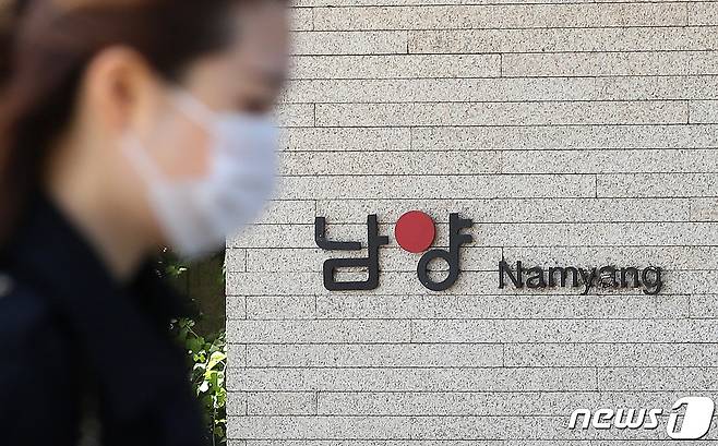 남양유업이 10일 불가리스 사태와 관련한 후임 대표이사 선임을 비롯한 경영진 개편 방안을 발표할 예정이다. 남양유업은 이광범 남양유업 대표이사가 '불가리스 사태'에 책임을 지고 지난 3일 사의를 표명했으며 다음날에는 홍원식 회장이 사퇴했다. 사진은 9일 서울 강남구 남양유업 본사 모습. 2021.5.9/뉴스1 © News1 임세영 기자