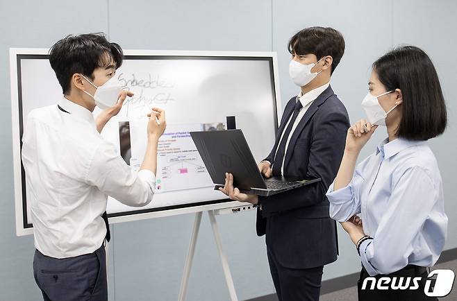 삼성전자는 9일 소프트웨어 교육 기회 확대를 위해 부산에 '삼성청년SW아카데미(Samsung Software Academy For Youth, SSAFY) 부울경 캠퍼스'를 개소했다고 밝혔다. 서울, 대전, 구미, 광주에 이은 다섯번째 캠퍼스다. '부울경 캠퍼스'는 부산 강서구 삼성전기 부산사업장 내에 마련됐다. 연간 200명의 지역 청년들에게 체계적인 소프트웨어 교육을 제공할 예정이다. '삼성청년SW 아카데미 부울경 캠퍼스'에서 교육생들이 시범 수업을 하고 있다. (삼성전자 제공) 2021.7.9/뉴스1