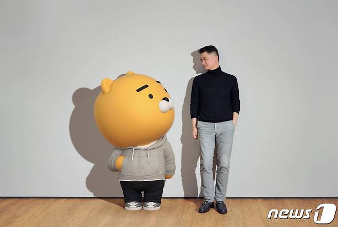카카오프렌즈 캐릭터 '라이언'과 김범수 카카오 의장 (카카오 브런치 갈무리) © 뉴스1