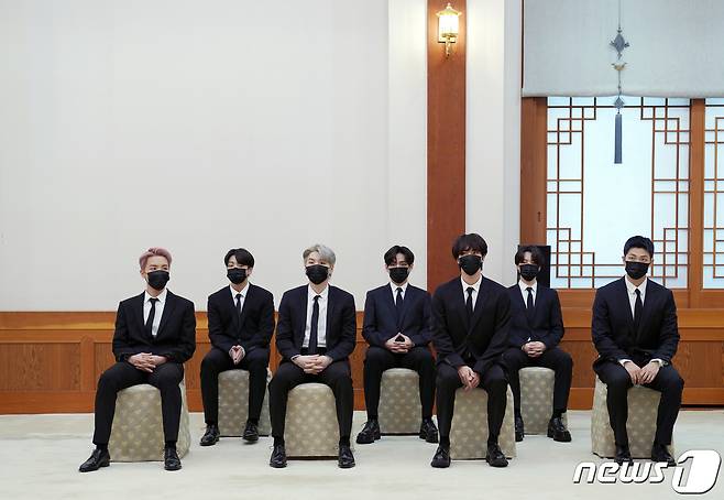 아이돌그룹 방탄소년단(BTS)이 14일 청와대 에서 열린 미래세대와 문화를 위한 대통령 특별사절 임명장 수여식에 참석하고 있다. 왼쪽부터 제이홉, 정국, 슈가, 뷔, 진, 지민, RM. 2021.9.14/뉴스1 © News1 유승관 기자