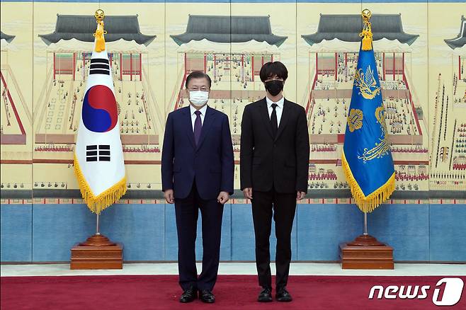 문재인 대통령이 14일 청와대에서 열린 미래세대와 문화를 위한 대통령 특별사절 임명장 수여식에서 아이돌 그룹 방탄소년단(BTS) 멤버 진(김석진)에게 임명장을 수여하고 기념촬영을 하고 있다. 2021.914/뉴스1 © News1 유승관 기자
