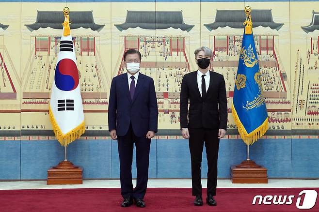 문재인 대통령이 14일 청와대에서 열린 미래세대와 문화를 위한 대통령 특별사절 임명장 수여식에서 아이돌 그룹 방탄소년단(BTS) 멤버 슈가(민윤기)에게 임명장을 수여하고 기념촬영을 하고 있다. 2021.914/뉴스1 © News1 유승관 기자