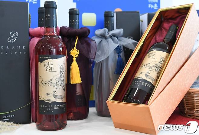 안산시가 '제2회 김홍도 축제'를 앞두고 3000병 한정 출시·판매할 예정인 '김홍도 와인'. © 뉴스1
