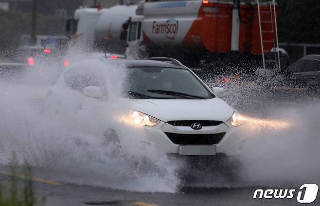 제14호 태풍 '찬투(CHANTHU)'가 북상 중인 14일 제주 한 도로에서 차량들이 물보라를 일으키며 달리고 있다. 이날 오전 6시까지 제주 지점별 누적 강수량을 보면 진달래밭 287.0㎜, 삼각봉 271.0㎜ 등 산지를 중심으로 많은 비가 내렸다.15일까지 예상 강수량은 100~200㎜, 많게는 300㎜ 이상이다2021.9.14/뉴스1 © News1 고동명 기자