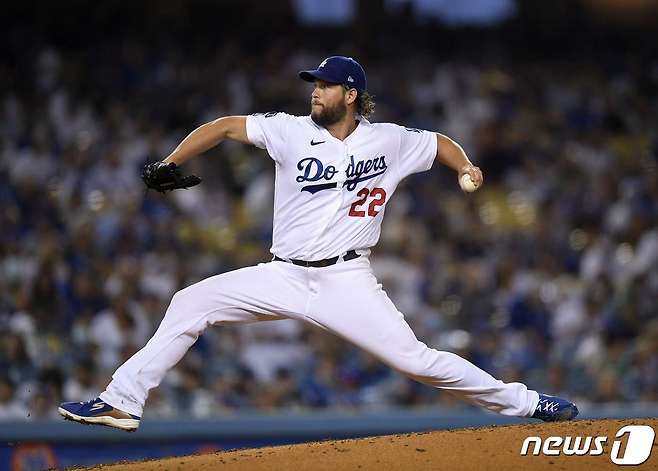 왼 팔꿈치 염증 부상을 털고 돌아온 LA 다저스 선발 투수 클레이트 커쇼가 14일(한국시간) 애리조나 다이아몬드백스전에서  4⅓이닝 1실점으로 호투, 팀의 4연승을 이끌었다. © AFP=뉴스1
