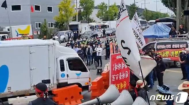 광주광역시 광산구 호남샤니 공장 앞에서 민주노총 화물연대 광주본부가 회사측이 투입한 대체 차량 진입을 막고 있다. © 뉴스1