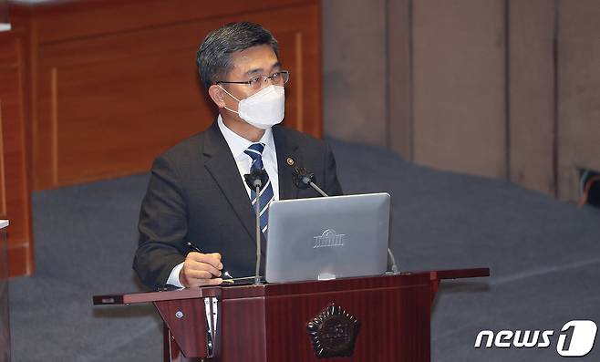 서욱 국방부 장관이 14일 오후 서울 여의도 국회에서 열린 제 5차 본회의 외교·통일·안보 분야 대정부질문에서 의원 질의에 답변하고 있다. 2021.9.14/뉴스1 © News1 이동해 기자