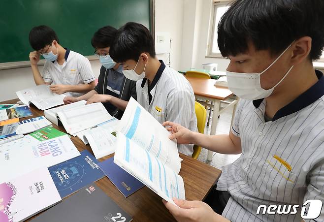 2022학년도 대입 수시모집 원서접수가 시작된 지난 10일 한 고등학교에서 학생들이 입시상담을 받고 있다. 2021.9.10/뉴스1 © News1 김영운 기자