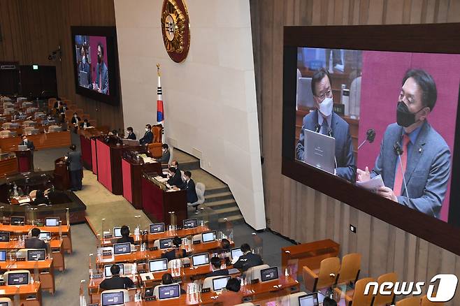 14일 국회 본회의장에서 열린 제391회 정기회 외교·통일·안보 분야 대정부 질문에서 김석기 국민의힘 의원이 김부겸 총리를 상대로 질의하고 있다. 2021.9.14/뉴스1 © News1 오대일 기자